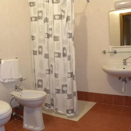 圣克鲁斯酒店 酒店 利尼亚诺萨比亚多罗